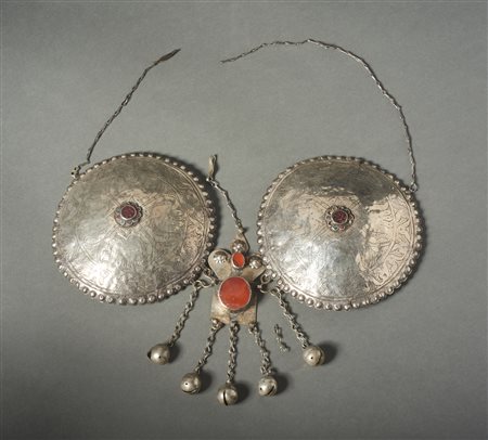  Arte Indiana - India, Rajasthan. 
Ornamento pettorale femminile. 
Argento, corniola e paste vitree. .