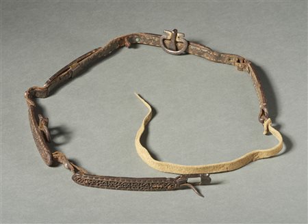  Arte Tibetana - Tibet. 
Cintura in ferro con tracce di oro e cuoio. 
Difetti visibili e magnifici segni d'uso. .
