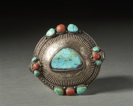  Arte Tibetana - Tibet. 
Grande ornamento da testa. 
Argento, turchese e beads in corallo (?) e pece. .