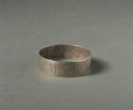  Arte africana - Nord Africa. 
Bracciale rigido in argento con motivi geometrici. 
Segni d'uso. .