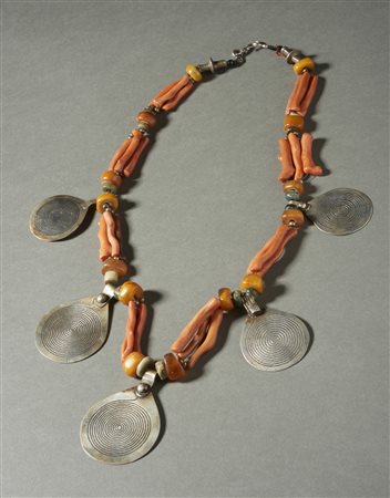  Arte africana - Berberi (Tiznit - Marocco) 
Collana da matrimonio 
corallo, ambra, pietre verdi e 5 placche rotonde con spirali d'argento.
segni d'uso.