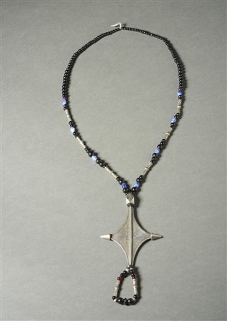  Arte africana - Tuareg, Nord Africa.
Collana da matrimonio in argento e perle di vetro blu.