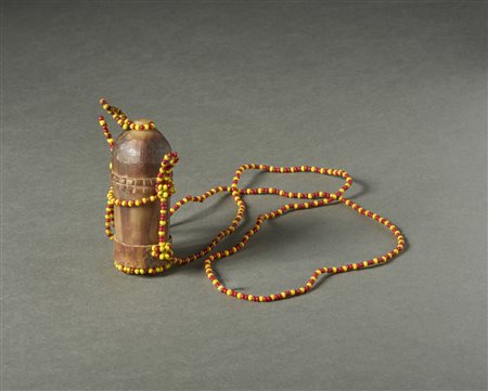  Arte africana - Masai, Kenya. 
Collana con contenitore porta tabacco. 
Corno, pelle e perline. .