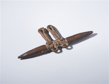  Arte africana - Lobi, Burkina Faso. 
Ornamento da collo in bronzo.
In  patina e con evidenti segni d'uso.