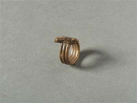  Arte africana - Senufo o Lobi, Burkina Faso. 
Anello con camaleonte. 
Lega di rame. 
Segni d'uso.