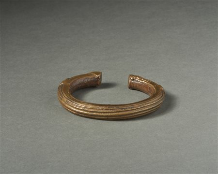  Arte africana - Dan Liberia. 
Bracciale moneta. 
Lega di rame. 
.