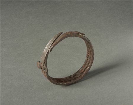  Arte africana - Dogon, Mali. 
Bracciale-Moneta in ferro forgiato. 
.