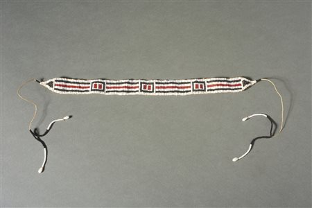  Arte africana - Zulu, Sud Africa. 
Collana girocollo. 
Perline, fibre e quattro conchiglie. .