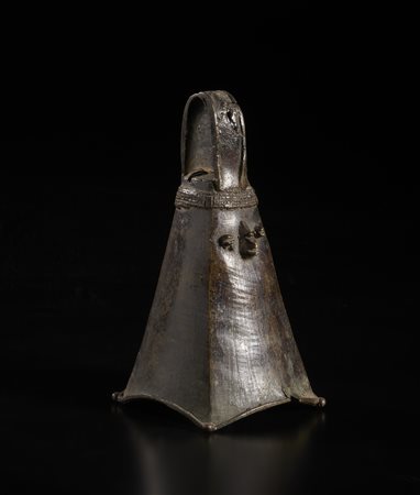  Arte africana - Lobi, Burkina Faso. 
Campana in bronzo.
Con difetti visibili ed evidenti consunzioni. .