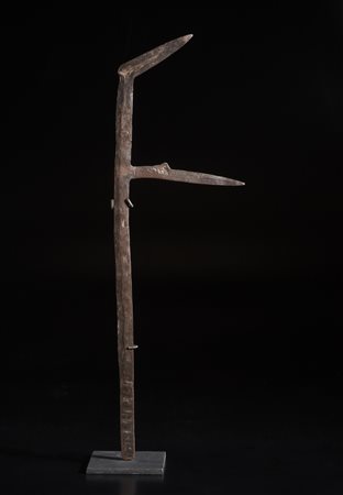  Arte africana - Bagirmi, Kapsiki Chad. 
Moneta- coltello da lancio. 
Ferro forgiato, segni d'uso. 
Provenienza: ex collezione Bartolomucci. .