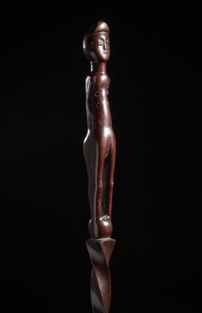  Arte africana - Tsonga, Sud Africa.
Bastone- insegna di rango.
Legno duro a patina rossastra lucida.
Segni d'uso.