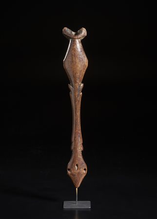  Arte africana - Lobi, Burkina Faso. 
Grande fischietto.  
Legno duro a patina lucida. 
.