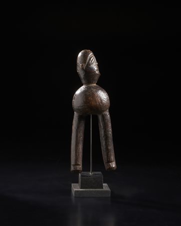  Arte africana - Lobi, Burkina Faso. 
Fionda in legno duro a patina nera.
Segni d'uso. .