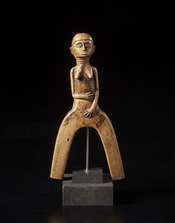  Arte africana - Lobi Burkina Faso.
Fionda in legno duro a patina chiara. .