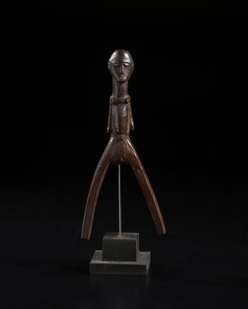  Arte africana - Lobi, Burkina Faso.
Fionda in legno duro a patina scura. 

.