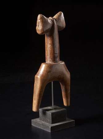  Arte africana - Guro, Costa d'Avorio. 
Fionda a due teste in legno duro a patina naturale. 
.