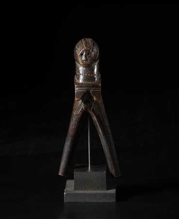  Arte africana - Mossi, Burkina Faso. 
Fionda  in legno duro a patina nera.
Segni d'uso.