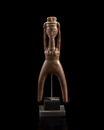  Arte africana - Baulè, Costa D'Avorio. 
Fionda a forma di figura femminile. 
Legno duro, tracce di policromia. 
Segni d'uso. .