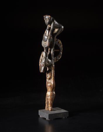  Arte africana - Baule, Costa d'Avorio.
Battente per tamburo
Legno duro a patina chiara con pigmenti. 
.