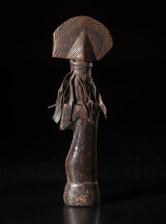  Arte africana - Mossi, Burkina Faso.
Grande bambola di fertilità
Legno duro a patina scura, pelle. 
Segni d'uso. .