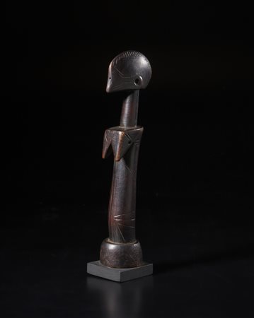  Arte africana - Mossi, Burkina Faso.
Bambola di fertilità. 
Legno duro a patina scura. 
Segni d'uso.