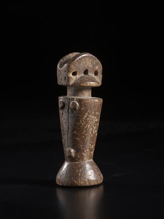  Arte africana - Zaramo, Tanzania. 
Bambola di fertilità. 
Legno duro a patina scura. 
Piccoli difetti visibili e segni d'uso. .