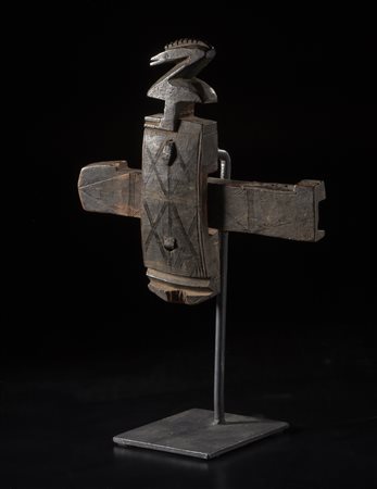  Arte africana - Dogon, Mali. 
Serratura per porta di granaio con figura zoomorfa. 
Legno duro a patina nera, metallo. 
.