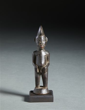  Arte africana - Senufo, Costa d'Avorio.
Scultura antropomorfa.
Legno duro a patina nera. 
Segni d'uso.