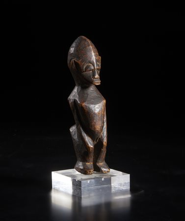  Arte africana - Lobi, Burkina Faso. 
Scultura Bateba.
Legno duro a patina marrone. .