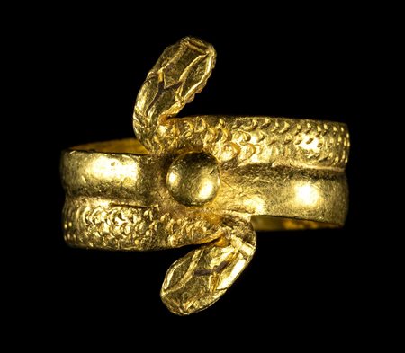 A ROMAN GOLD DOUBLE SNAKES RING. 