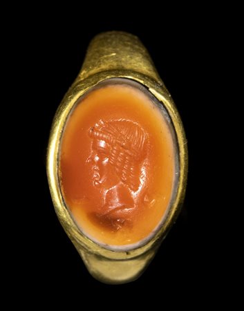 A ROMAN AGATE INTAGLIO SET IN A GOLD RING. HEAD OF APOLLO. 