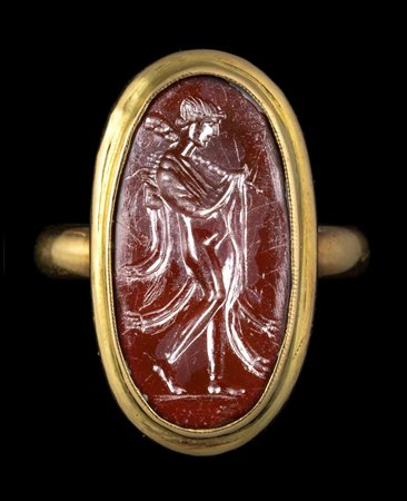 A LARGE ROMAN ITALIC CARNELIAN INTAGLIO SET IN A GOLD RING. OMPHALE. 