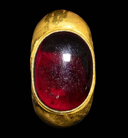 AN EXTRAORDINARY LARGE ROMAN GOLD RING WITH A BIG CABOCHON GARNET. 