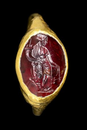 A KUSHAN GOLD RING WITH A GARNET INTAGLIO. FORTUNA TYCHE. 