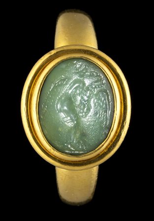 A ROMAN GREEN CHALCEDONY INTAGLIO SET IN A MODERN GOLD RING. LEDA AND THE SWAN. 