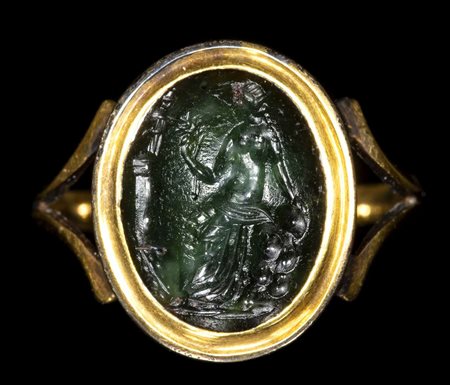 A ROMAN GREEN CHALCEDONY INTAGLIO SET IN A GEORGIAN GOLD RING. VOTIVE SCENE. 
