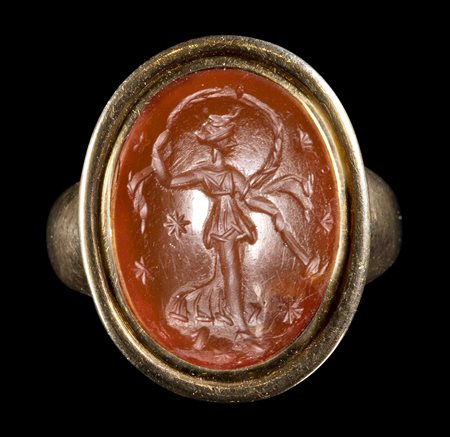 A ROMAN CARNELIAN INTAGLIO SET IN A GOLD RING. AURORA WITH THE STARS. 
