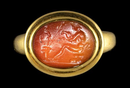 A ROMAN CARNELIAN INTAGLIO SET IN A MODERN GOLD SOLID RING. SATYR MAKING OFFERS TO PRIAPUS. 