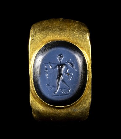 A ROMAN GOLD RING SET WITH A NICOLO INTAGLIO. HUNTER WITH RABBITS. 