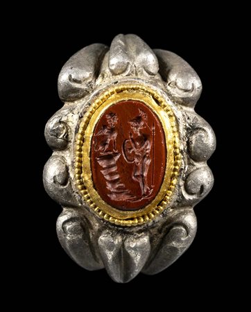 A LARGE ROMAN SILVER RING ORNATED BY A GOLD FRAME WITH A RED JASPER INTAGLIO. OEDIPUS AND THE SPHINX. 