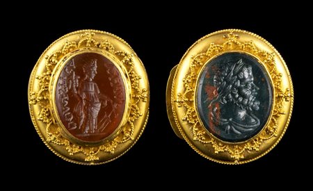 A PAIR OF GOLD CUFFLINKS WITH TWO HARDSTONE INTAGLIO. FORTUNA TYCHE - PORTRAIT OF AN EMPEROR. 