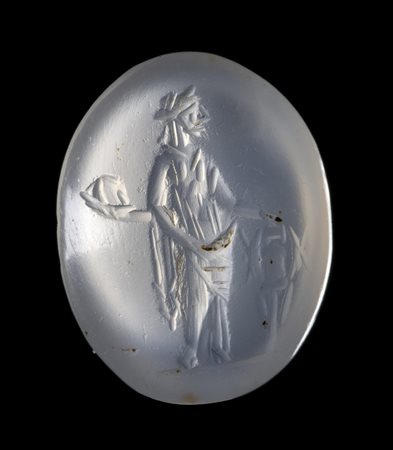 A ROMAN CHALCEDONY INTAGLIO. OFFERER WITH A TROPHY. 