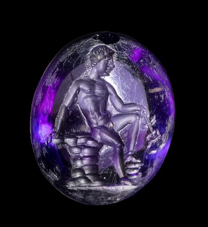 A FINE ROMAN AMETHYST INTAGLIO. SEATED HERMES WITH ATTRIBUTES.