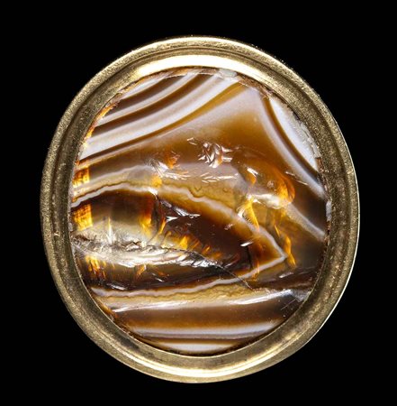 A ROMAN BANDED AGATE INTAGLIO SET IN A GOLD BOX-SETTING. MYTHOLOGICAL SCENE. 