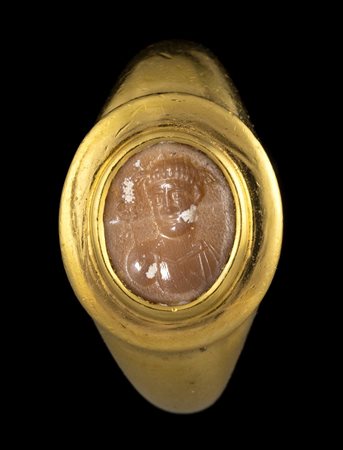 A ROMAN BURNT AGATE INTAGLIO SET IN A MODERN GOLD RING. BUST OF HERMES. 