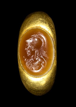 A LARGE ROMAN HOLLOW GOLD RING SET WITH AN AGATE INTAGLIO. BUST OF ATHENA. 