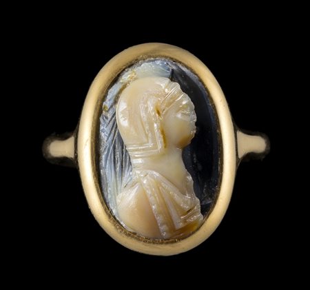 A LATE ROMAN AGATE CAMEO SET IN A GOLD RING. HELMETED BUST.