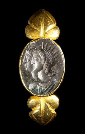 AN EASTERN ROMAN GOLD RING SET WITH A JASPER INTAGLIO. DOUBLE PORTRAIT OF HELIOS AND SELENE. 