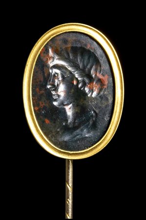 A ROMAN BLOODSTONE INTAGLIO SET IN A GOLD STICK PIN. FEMALE PORTRAIT. 