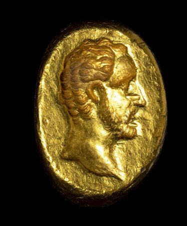 A ROMAN GOLD RING. BEARDED MALE PORTRAIT. 
